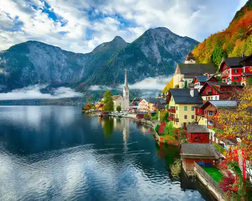foggy-autumnal-sunrise-at-famous-hallstatt-lakeside-town-reflecting-in