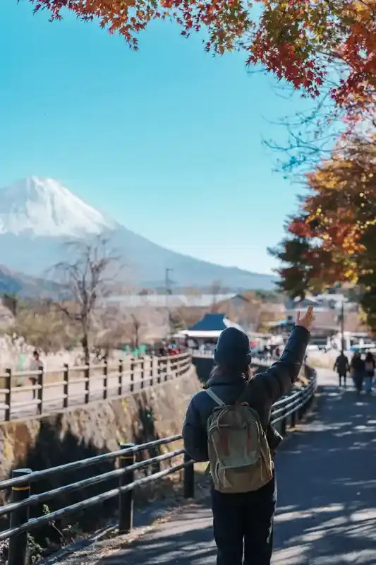 woman-tourist-with-mount-fuji-at-saiko-iyashino-sato-nenba